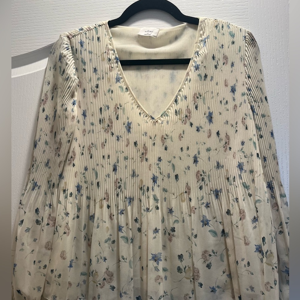 Aritzia Wilfred Daydreamer V-neck blouse xs